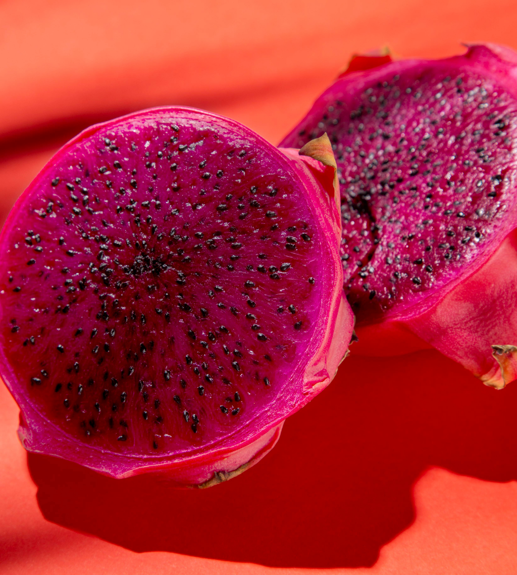 Raudonasis drakono vaisius raudonu vidumi (Pitahaya)