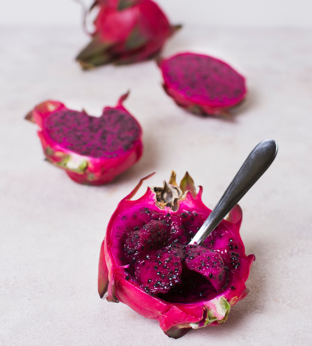 Raudonasis drakono vaisius raudonu vidumi (Pitahaya)